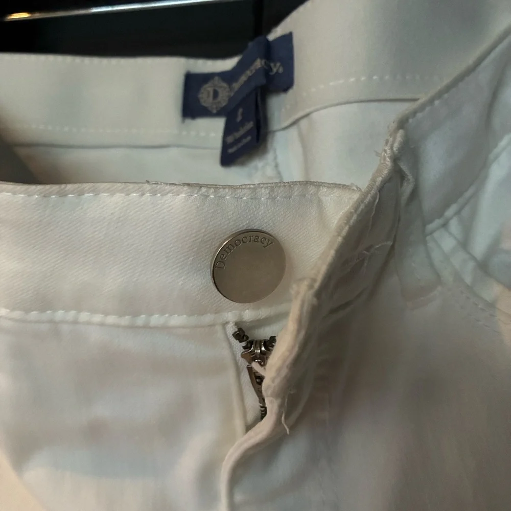 Democracy Women's White Cropped Jeans - Picture 3 of 7